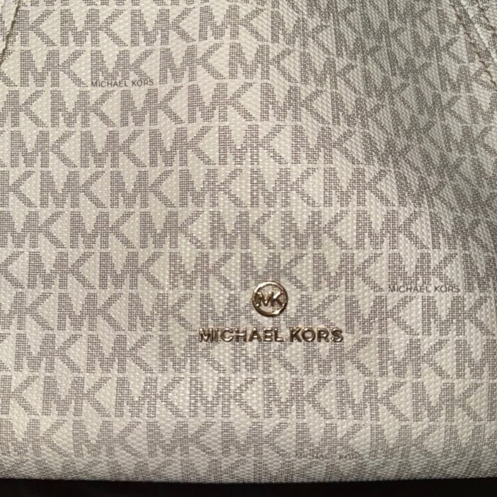 Michael Kors Sienna Large Logo Shoulder Bag in the color White/Acorn. - Picture 2 of 6